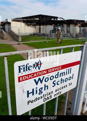 Dunfermline, Fife, Schottland, Großbritannien. 27. August 2019. Schottische Feuerwehr bleiben an woodmill High School in Dunfermline nach einem großen Brand in der Schule am Sonntag, Heute wurde bekannt, dass die Schule kurz- bis mittelfristig und Rat Führer und Lehrer bleibt geschlossen sind derzeit über eine Reihe von Optionen für die Schüler. Ein 14-jähriger Mann wurde verhaftet und gestern (Montag) in Verbindung mit dem Vorfall, und erschien in Dunfermline Sheriff Court Heute. Iain Masterton/Alamy Leben Nachrichten. Stockfoto