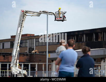 Dunfermline, Fife, Schottland, Großbritannien. 27. August 2019. Schottische Feuerwehr bleiben an woodmill High School in Dunfermline nach einem großen Brand in der Schule am Sonntag, Heute wurde bekannt, dass die Schule kurz- bis mittelfristig und Rat Führer und Lehrer bleibt geschlossen sind derzeit über eine Reihe von Optionen für die Schüler. Ein 14-jähriger Mann wurde verhaftet und gestern (Montag) in Verbindung mit dem Vorfall, und erschien in Dunfermline Sheriff Court Heute. Iain Masterton/Alamy Leben Nachrichten. Stockfoto