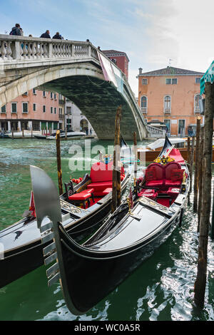 Gondeln an der Ponte degli Scalzi Brücke über den Canal Grande (Canal Grande), von der Fondamenta degli Scalzi, Venedig, Italien Stockfoto