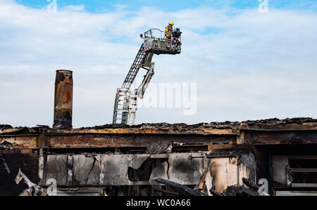 Dunfermline, Fife, Schottland, Großbritannien. 27. August 2019. Schottische Feuerwehr bleiben an woodmill High School in Dunfermline nach einem großen Brand in der Schule am Sonntag, Heute wurde bekannt, dass die Schule kurz- bis mittelfristig und Rat Führer und Lehrer bleibt geschlossen sind derzeit über eine Reihe von Optionen für die Schüler. Ein 14-jähriger Mann wurde verhaftet und gestern (Montag) in Verbindung mit dem Vorfall, und erschien in Dunfermline Sheriff Court Heute. Iain Masterton/Alamy Leben Nachrichten. Stockfoto