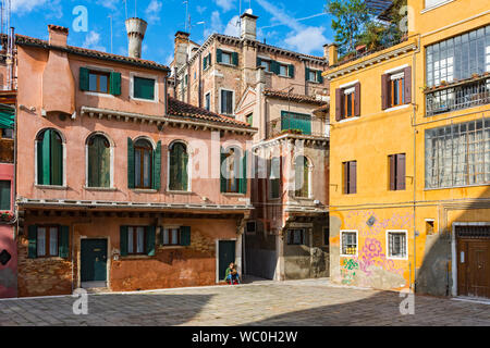 Farbenfrohe Gebäude im Campo de la Maddalena, Quadrat, Venedig, Italien Stockfoto