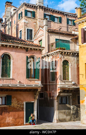 Farbenfrohe Gebäude im Campo de la Maddalena, Quadrat, Venedig, Italien Stockfoto