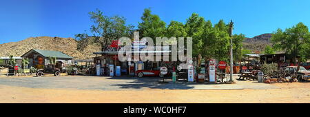 Route 66 Arizona/USA - 04. 29. 2013: Oldtimer auf der Route 66 in Arizona Stockfoto