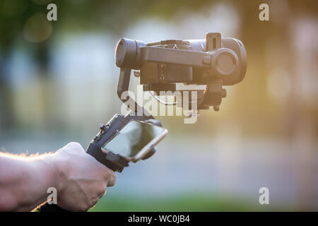 Mann Betrieb eines Gimbal Stabilisator outdoor. Stockfoto