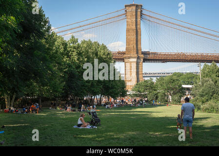 Brooklyn Bridge Park, Ansicht im Sommer Familien entspannen in Brooklyn Bridge Park, Brooklyn, New York City, USA Stockfoto