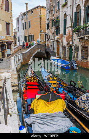 Gondeln auf dem Rio Terà de la Maddalena Kanal an der Ponte San Antonio Brücke, Venedig, Italien Stockfoto