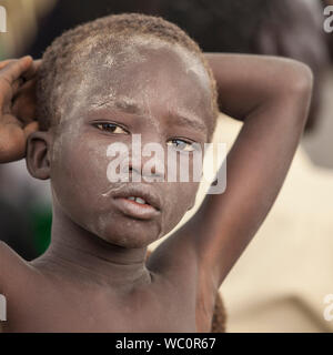 PANWEL, SOUTH SUDAN - NOVEMBER 2, 2013: Portrait von unbekannten jungen Stamm der Dinka im Süden Sudans Stockfoto