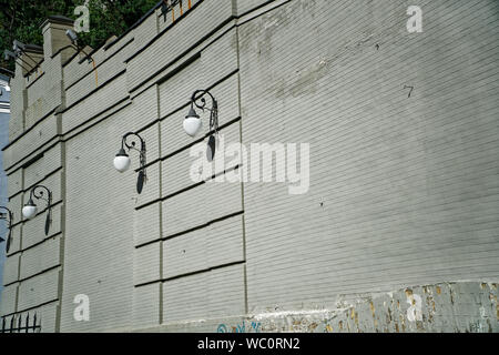 Kiew, Ukraine - Juli 6, 2018: Haus mit Chimären und Straßenlaterne. Jugendstilgebäude mit Skulpturen von mythischen Tieren. Die originellsten Crea Stockfoto