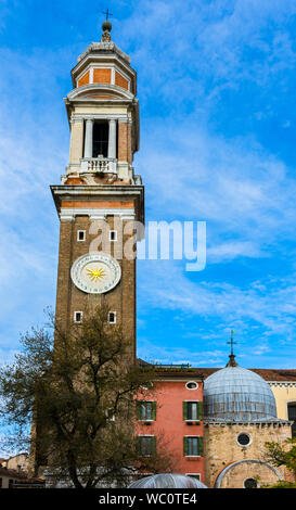 Der Campanile (Glockenturm) der Kirche Santi Apostoli, Venedig, Italien Stockfoto