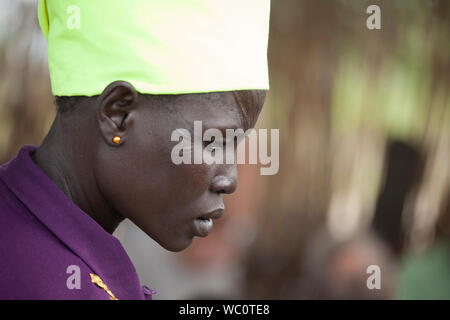 PANWELL, SOUTH SUDAN - NOVEMBER 2, 2013: Eine nicht identifizierte Frau mit Gesichts scarification im Dorf Panwell, South Sudan Stockfoto