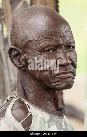 PANWELL, SOUTH SUDAN - NOVEMBER 2, 2013: Ein unbekannter Mann in dem Dorf Panwell, South Sudan trägt die Expression von einem Leben in Not. Stockfoto