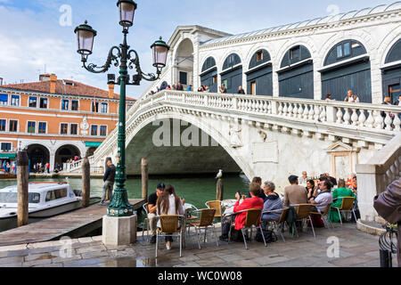 Die Rialtobrücke (Ponte di Rialto) über den Canal Grande. Von der Pescaria San Bortolomio, Venedig, Italien Stockfoto