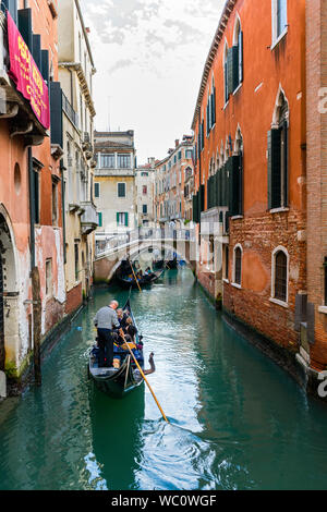 Gondeln auf dem Rio del Kanal Barcaroli an Ponte de San Paternian Bridge, von der Ponte del Teatro Brücke, Venedig, Italien Stockfoto