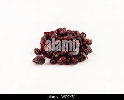 Eine Gruppe von Gesüßten Cranberries auf weißem Hintergrund Stockfoto