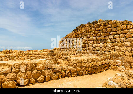 Schloss von Sumhuram in Maskat, Sultanat Oman. Steinmauern in der archäologischen Stätte in der Nähe von Salalah im Dhofar Region moderne Oman. Stockfoto