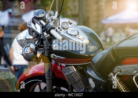 Kiew, Ukraine, 6. Juli 2019: Motobike auf einer Straße mit vielen Menschen. Stockfoto