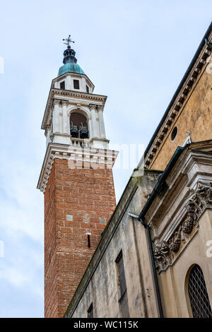 Der Campanile (Glockenturm) der Kirche von San Marcello in San Filippo Neri, vom Corso Andrea Palladio, Vicenza, Venetien, Italien Stockfoto