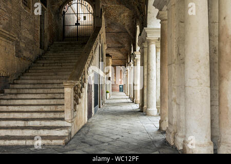 Treppe in den Arkaden der Basilika Palladiana, Vicenza, Venetien, Italien Stockfoto