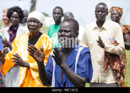 PANWELL, SOUTH SUDAN - NOVEMBER 2, 2013: Unbekannter Verehrer zu klatschen und an einer im Dienst in der Kirche im Südsudan singen Stockfoto