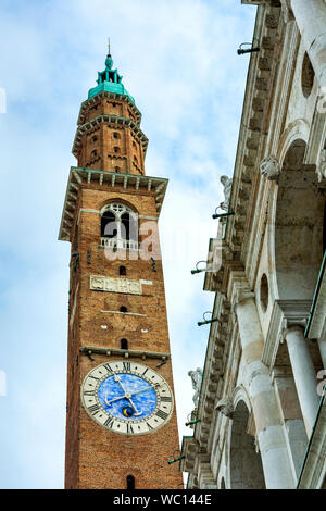 Das Torre Bissara Glockenturm und der Uhrturm, neben der Basilika Palladiana, Piazza dei Signori, Vicenza, Venetien, Italien Stockfoto