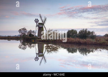 Rasen Fen Mühle windpump in den Broads. Stockfoto