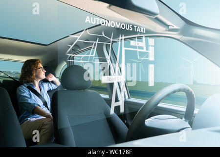 Frau Passagier saß auf dem Rücksitz und schauen aus dem Fenster, wenn ihr eigenes autonomes Fahren taxi Fahrten auf der Autobahn. Stockfoto