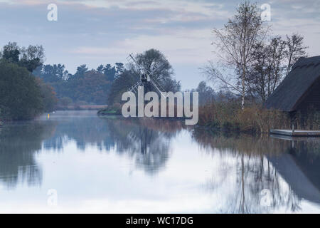 Entwässerung der Pumpe in der Nähe von Rasen Fen Mühle in den Norfolk Broads, England, UK. Stockfoto