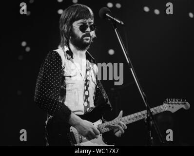 ROTTERDAM, HOLLAND - 30. NOVEMBER: Eric Clapton führt live auf der Bühne des Ahoy, Rotterdam am 30. November 1974 während seiner 461 Ocean Boulevard European Tour (Foto von Gijsbert Hanekroot/Redferns) Stockfoto