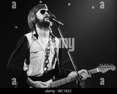 ROTTERDAM, HOLLAND - 30. NOVEMBER: Eric Clapton führt live auf der Bühne des Ahoy, Rotterdam am 30. November 1974 während seiner 461 Ocean Boulevard European Tour (Foto von Gijsbert Hanekroot/Redferns) Stockfoto