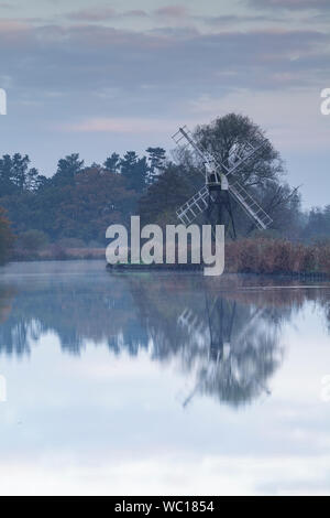 Entwässerung der Pumpe in der Nähe von Rasen Fen Mühle in den Norfolk Broads, England, UK. Stockfoto