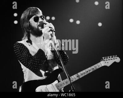 ROTTERDAM, HOLLAND - 30. NOVEMBER: Eric Clapton führt live auf der Bühne des Ahoy, Rotterdam am 30. November 1974 während seiner 461 Ocean Boulevard European Tour (Foto von Gijsbert Hanekroot/Redferns) Stockfoto