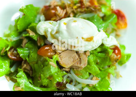 Thai Thunfisch Salat mit Ei, würzige Thunfischsalat mit Zwiebeln und Tomaten in der Platte. Hochauflösende Bilder Galerie. Stockfoto