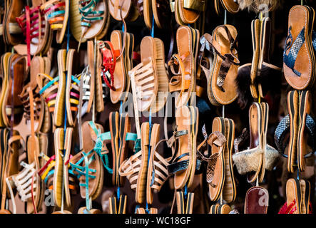 Hängende leder Damen Sandalen in einem Souk. Stockfoto