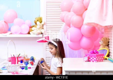 Ostern, Kind in rosa Hasenohren. Stockfoto