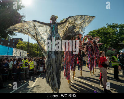 Darsteller auf Stelzen im Notting Hill Carnival London Stockfoto