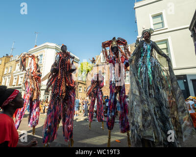 Darsteller auf Stelzen im Notting Hill Carnival London Stockfoto