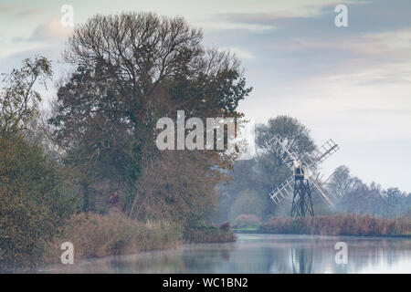 Entwässerung der Pumpe in der Nähe von Rasen Fen Mühle in den Norfolk Broads, England, UK. Stockfoto