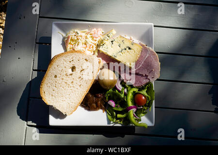Traditionelle Schinken und Käse Plowmans Mittagessen Stockfoto