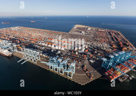 Luftaufnahme von Los Angeles Harbor Pier 400 mit frachtschiff Entladen von Containern am 10. Juli 2017 in Los Angeles, Kalifornien, USA. Stockfoto