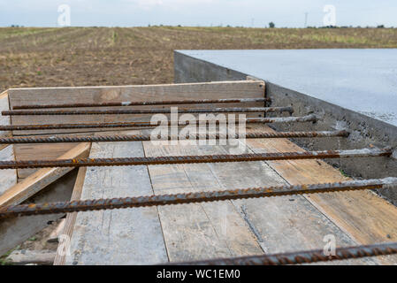 Betonstahl aus Stahlbetondecke. Stockfoto