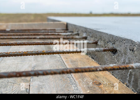 Betonstahl aus Stahlbetondecke. Stockfoto