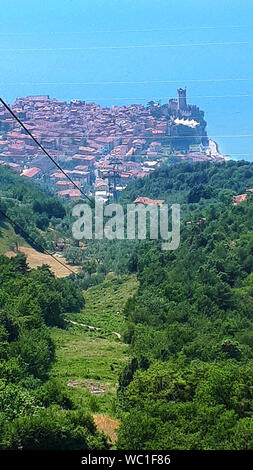 Eine Seilbahn auf den Gipfel des Monte Baldo oberhalb Malcesine am Ufer des Gardasees in Norditalien Fang für einen tollen Tag bei strahlendem Sonnenschein Stockfoto