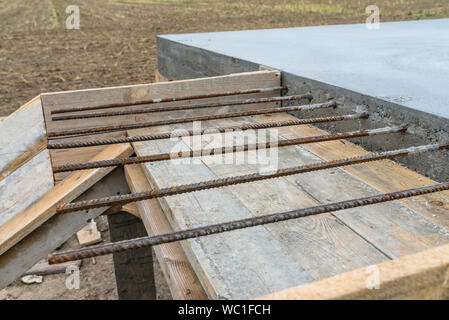 Betonstahl aus Stahlbetondecke. Stockfoto