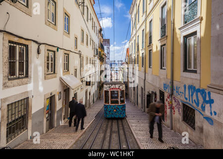 Elevador da Bica in Lissabon, Portugal. Das im Jahr 1892 eröffnete Standseilbahn wurde von Raoul Mesnier de Ponsard gebaut und ist ein nationales Denkmal. Stockfoto