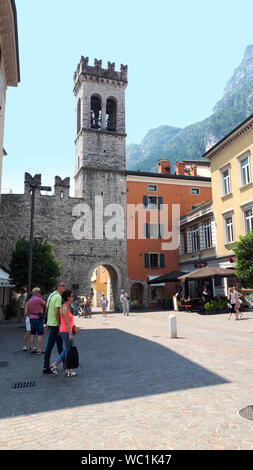Riva del Garda ist einer der schönen kleinen Städten an diesem See in Norditalien. Gardasee ist eine beliebte Europäische touristische Stadt in der Nähe der Dolomiten Stockfoto