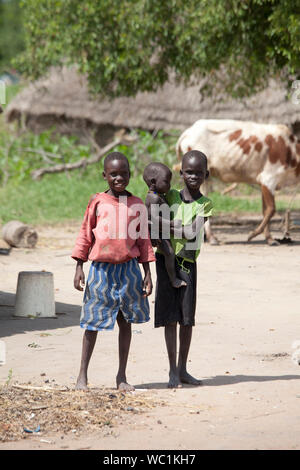 BOR, SOUTH SUDAN - 25. JUNI 2012: Nicht identifizierte Kinder im Dorf Bor, South Sudan Stockfoto