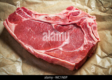Frisch, riesig und appetitlich club Steak auf braunem Papier Stockfoto