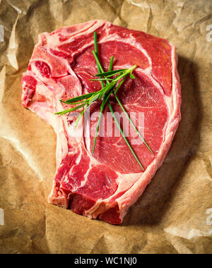 Frisch, riesig und appetitlich club Steak auf braunem Papier Stockfoto