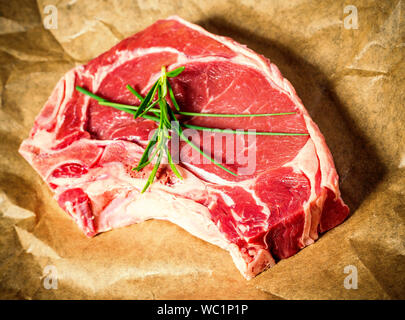 Frisch, riesig und appetitlich club Steak auf braunem Papier Stockfoto