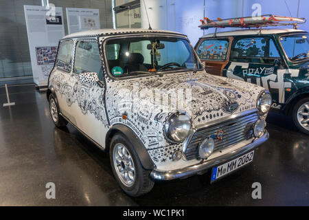 Mini Cooper classic (2000), Teil des historischen Mini Cooper Auto Display, BMW Museum, München, Bayern, Deutschland. Stockfoto